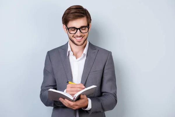 Confiado hombre de negocios inteligente lindo con gafas en el desgaste formal — Foto de Stock