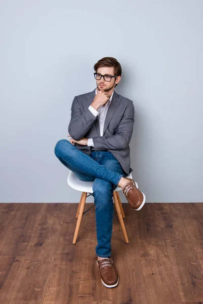 Впевнений милий розумний бізнесмен з окулярами в формальному одязі — стокове фото