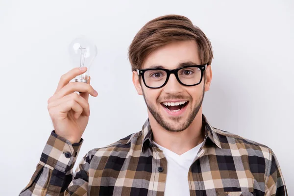 Portrét chytrý mladík s skvělý nápad drží žárovku z lampy — Stock fotografie