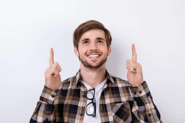 Pohledný mladý, usměvavý muž v kostkované košili na kopie — Stock fotografie
