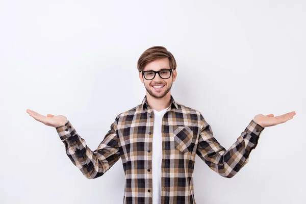 Счастливый умный молодой работник в очках, делающий презентацию двух г — стоковое фото