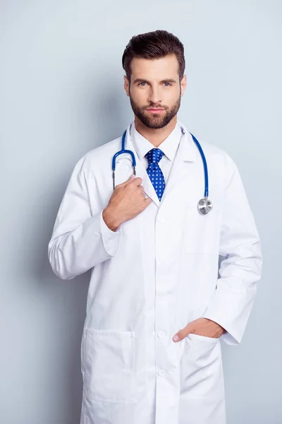 Porträt eines ernst zu nehmenden jungen männlichen Arztes, der Hand in Hand geht — Stockfoto