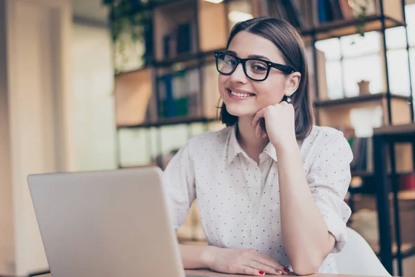 Alegre sorrindo inteligente jovem bonita mulher sentada com laptop i — Fotografia de Stock