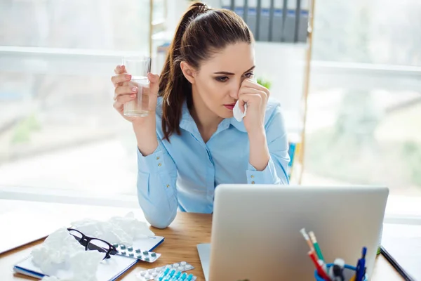 Retrato de mujer de negocios enferma cansada sosteniendo vidrio con agua ta —  Fotos de Stock