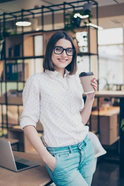 Весела усміхнена розумна молода красива жінка тримає чашку кави — стокове фото