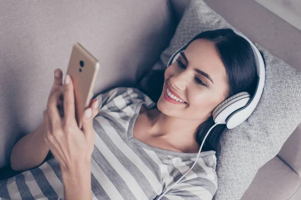 Feliz joven linda mujer bonita escuchar música en los auriculares mirada — Foto de Stock