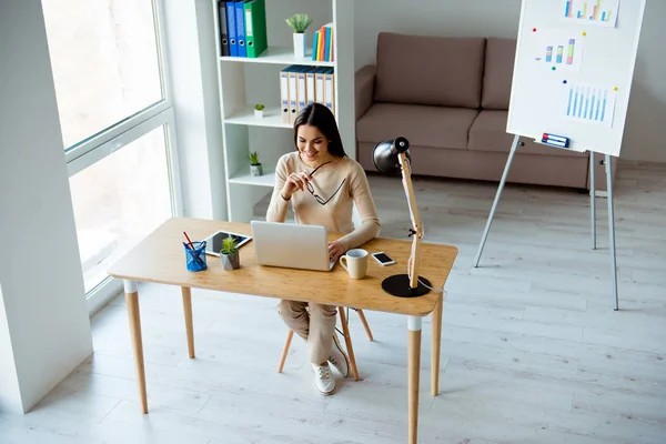 Foto de una mujer de negocios bastante joven que trabaja en casa sentada en t — Foto de Stock