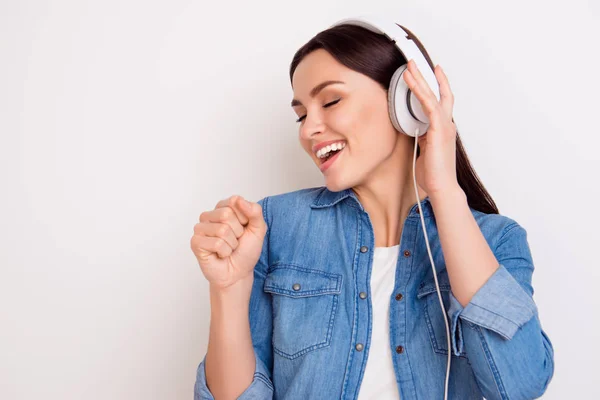 Porträtt av leende ung vacker kvinna njuter musik med headp — Stockfoto