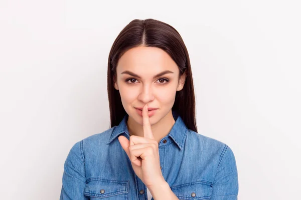 Shhh! Bonito bela menina tocar lábios com os dedos e manter o sile — Fotografia de Stock