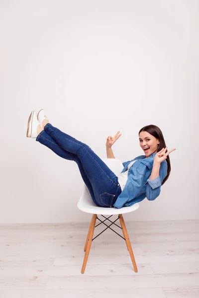 Glada lyckliga söt flicka i casual jeans kläder upp händerna — Stockfoto