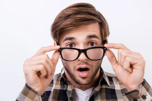 Surpreendido homem chocado segurando óculos e boca aberta enquanto está em pé — Fotografia de Stock