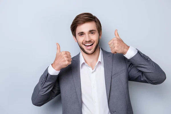 Aufgeregter erfolgreicher junger Mann in formeller Kleidung zeigt sich — Stockfoto