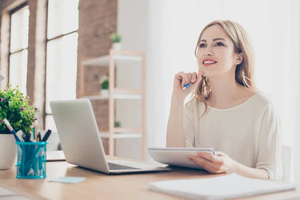 Porträtt av unga vackra tankeväckande dam som sitter vid bordet — Stockfoto