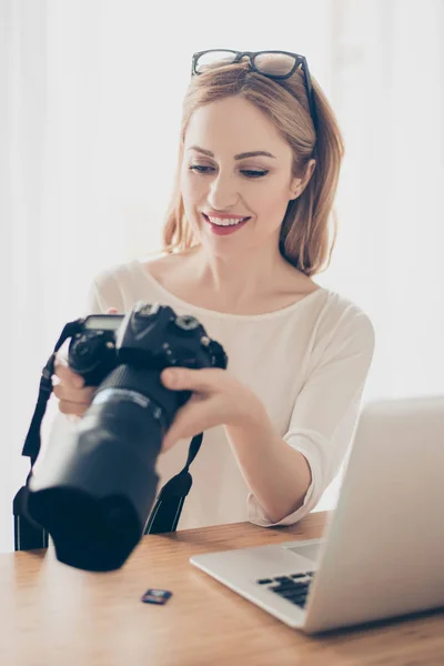 Retrato vertical de jovem fotógrafo bonito olhando para a câmera — Fotografia de Stock