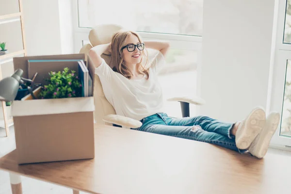 Begreppet befordran på jobbet. Unga söta leende kvinna sitter — Stockfoto