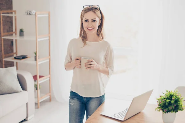 Retrato horizontal de jovem bonita empregada bebendo café e — Fotografia de Stock