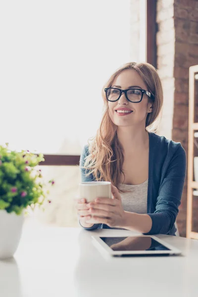 Retrato vertical de una mujer sonriente sentada en un café bebiendo co —  Fotos de Stock