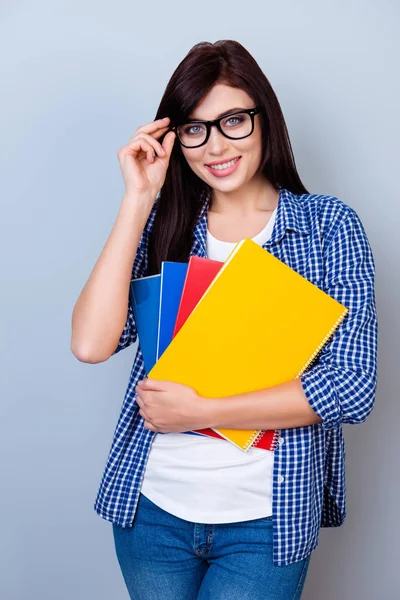 Ritratto di studentessa felice in occhiali che tiene quaderni in h — Foto Stock