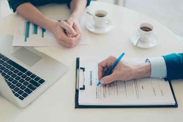 Werkplekconcept. Bovenaanzicht op iemands hand met een pen en teken — Stockfoto