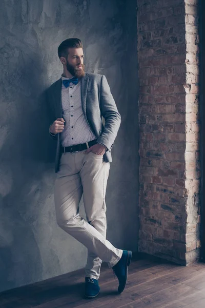 Foto de longitud completa de hombre con estilo de moda con confianza con barba roja — Foto de Stock