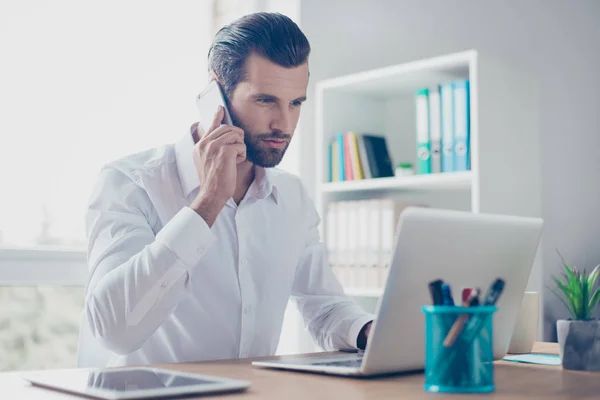 Geconcentreerd en vol vertrouwen bebaarde zakenman in wit overhemd ta — Stockfoto