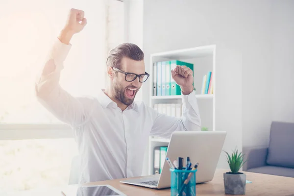 Ja! Lachende gelukkig zakenman in glazen en wit overhemd rozijnen — Stockfoto