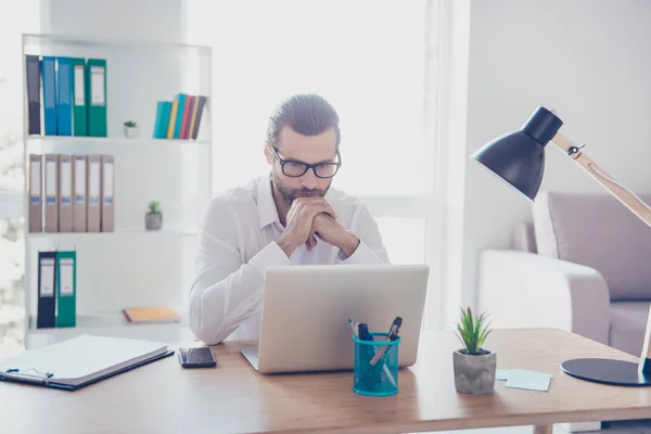 Elegante uomo d'affari concentrato in camicia bianca lavora in ufficio — Foto Stock