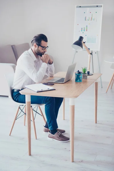Homem de negócios concentrado elegante na camisa branca trabalha em lightfu — Fotografia de Stock