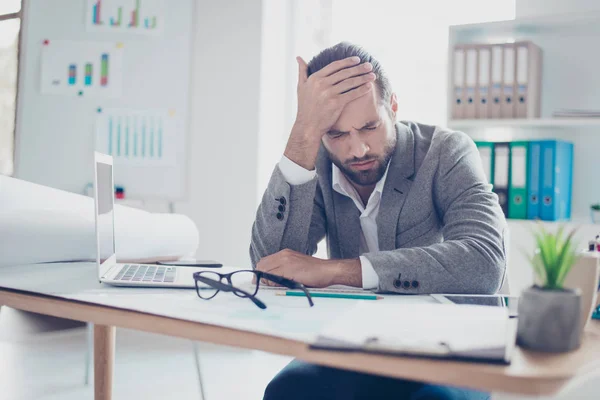 Moe jonge overwerkte zakenman aanraken van het hoofd en het gevoel van stron — Stockfoto