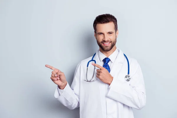 Dentista feliz com sorriso radiante em pé contra backgroun branco — Fotografia de Stock