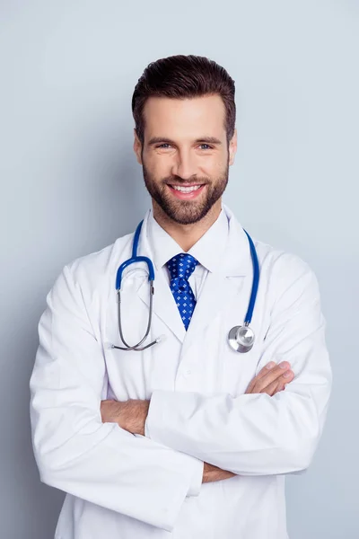 Foto vertical del alegre y sonriente doc de pie con Han cruzado — Foto de Stock