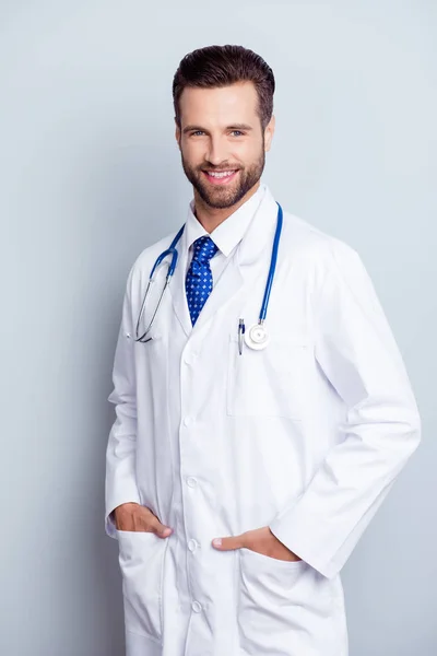 Lachende medisch werker in witte vacht en blauwe stropdas holding zijn ha — Stockfoto