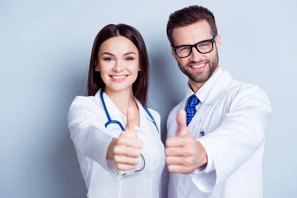 Felices trabajadores médicos. Retrato de dos doctores en batas blancas y — Foto de Stock