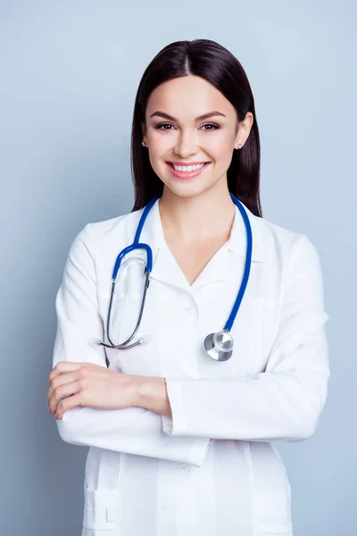 Retrato vertical de encantadora joven doctora sonriente en uni — Foto de Stock