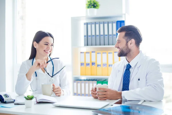 Twee jonge gelukkig specialisten samen koffie drinken en praten — Stockfoto