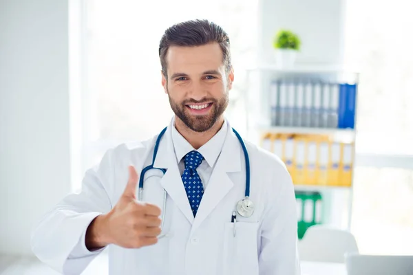 Close up retrato de sorrir trabalhador médico feliz recomendando o — Fotografia de Stock