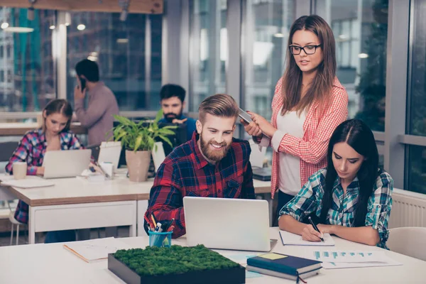 Business manager kontrollerer finansielle opgave af hendes kolleger - Stock-foto