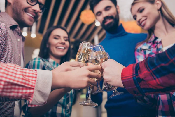 Lyckligt leende vänner med champagneglas dricka och laughi — Stockfoto