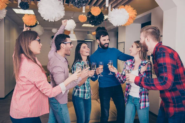 Heureuse équipe étudiante joyeuse faisant la fête avec du champagne — Photo