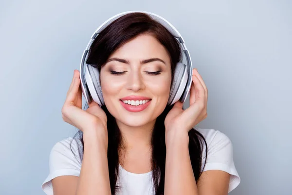 Mulher sorridente descuidada em fones de ouvido ouvindo seu favorito — Fotografia de Stock