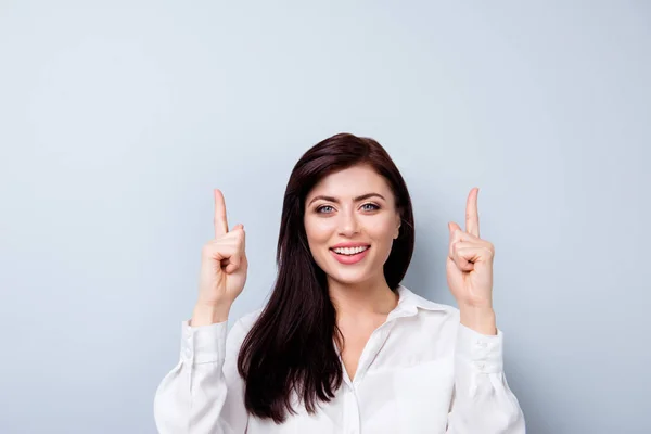 Bella donna in camicia bianca su sfondo grigio che punta su — Foto Stock