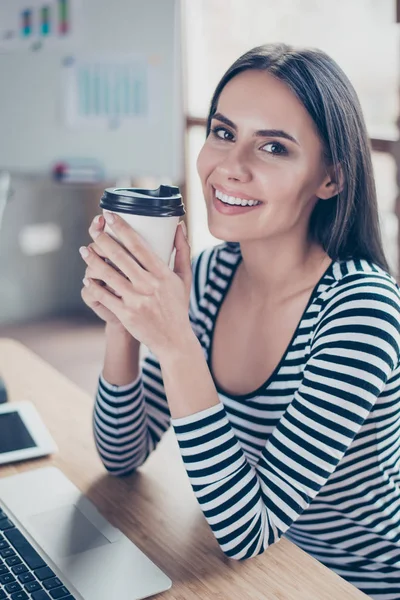 附近的垂直向上的美丽快乐的经理喝 coff 的照片 — 图库照片