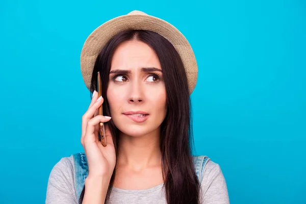 Primer plano retrato de la mujer bastante problemático morder los labios y preguntar —  Fotos de Stock