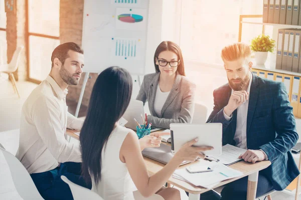 Brunettekvinnen viser fram sitt syn på selskapets utbyggere. – stockfoto