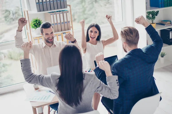 ¡Lo logramos! Éxito y concepto ganador - feliz ingenio del equipo de negocios — Foto de Stock