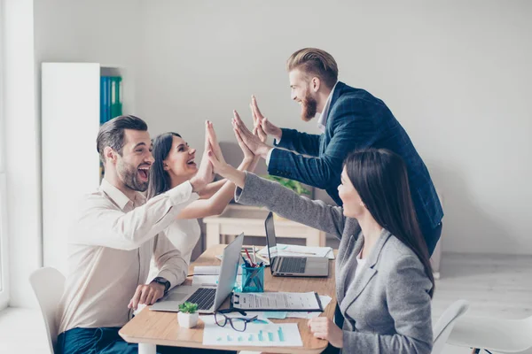 Grote baan! Opgewonden succesvolle collega's geven hoge vijf aan eac — Stockfoto