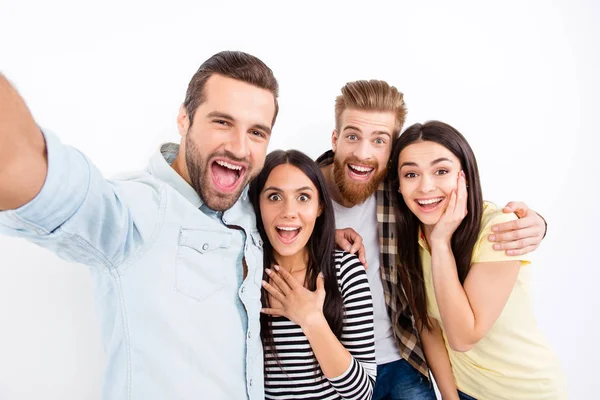 Grupo de amigos animados fazendo selfie na câmera do smartpho — Fotografia de Stock