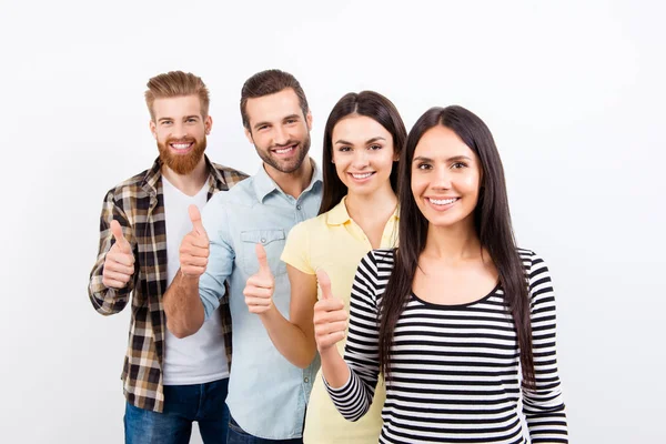 Cuatro jóvenes prople feliz éxito están mostrando pulgares hacia arriba en whi —  Fotos de Stock