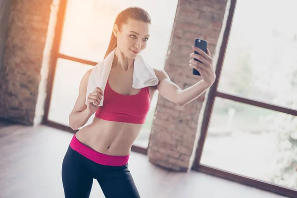 Attraktive fitte Sportlerin macht Selfie auf dem Smartphone — Stockfoto