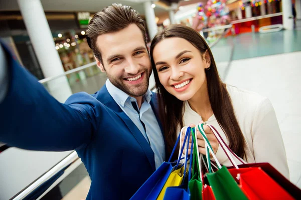 Es ist Shopping-Zeit mit Verkauf und Spaß. Niedliches Selfie-Porträt — Stockfoto
